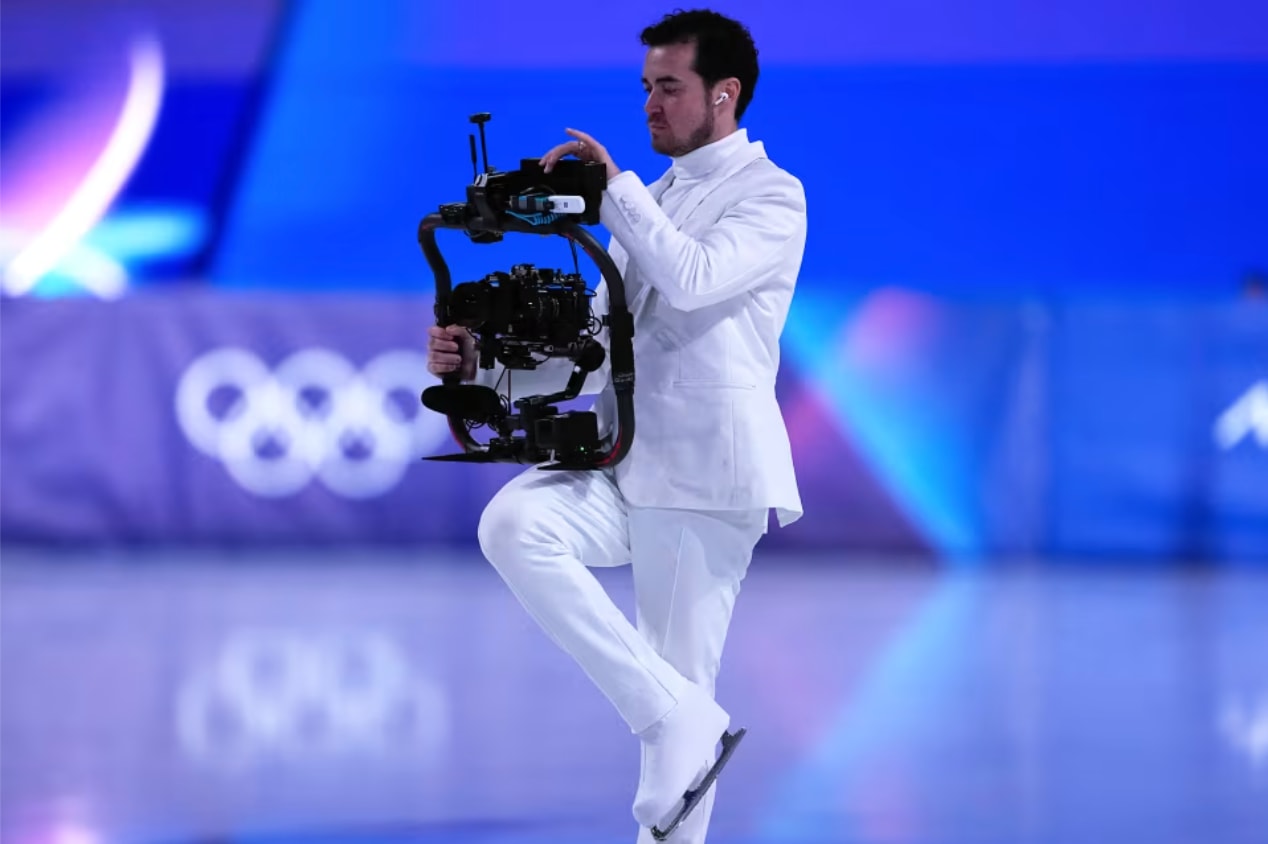 Jordan Cowan quay phim trong bộ đồ trắng trên sân băng. (Nguồn: CNN)