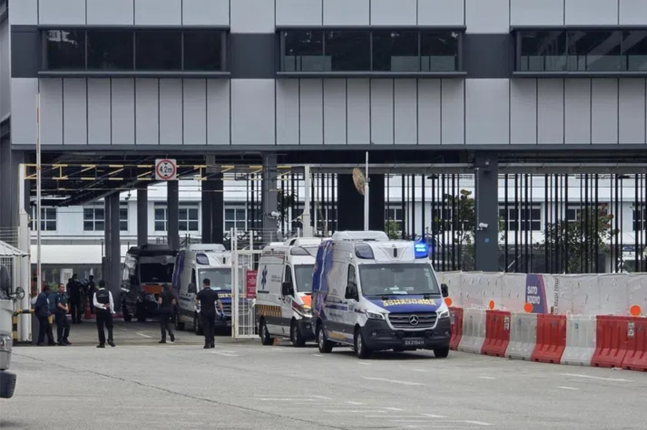 Các tàu tuần tra của Cơ quan Hàng hải, Cảnh sát biển và Sư đoàn Hải quân thuộc SCDF đã được điều động để xử lý sự cố. (Nguồn: The Straits Times)