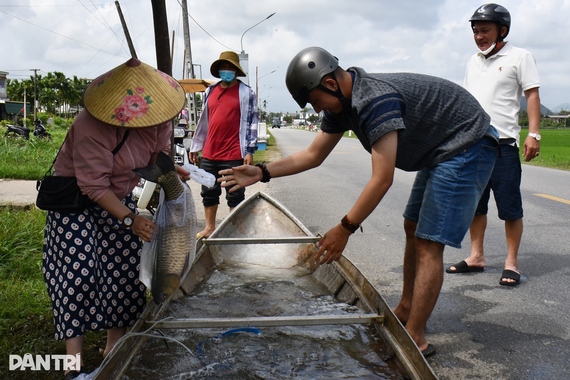 Thuyền cá bơi lên quốc lộ, kiếm 8-10 triệu đồng ngày Tết - 4 Thuyền cá bơi lên quốc lộ, kiếm 8-10 triệu đồng ngày Tết - 4