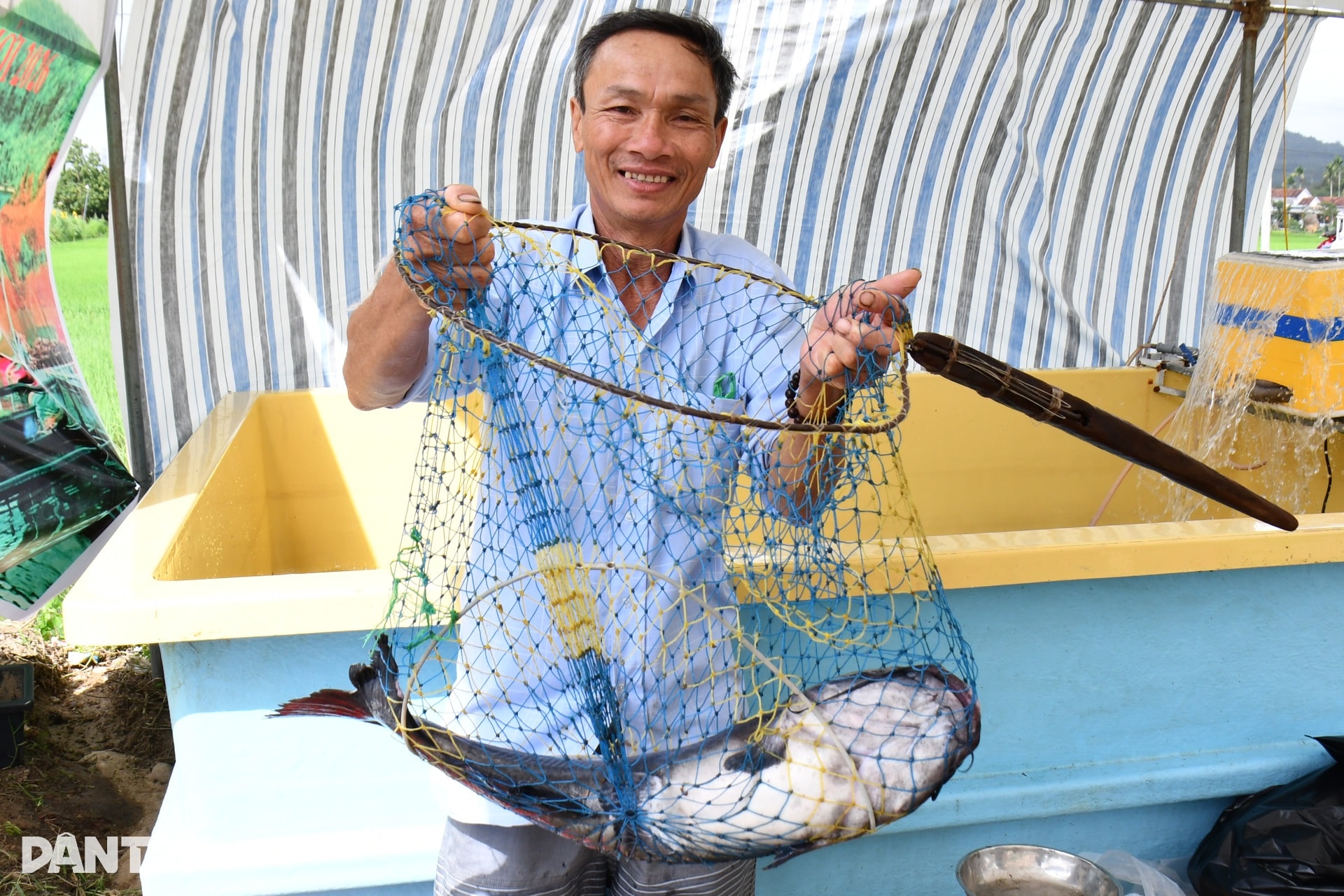 Thuyền cá bơi lên quốc lộ, kiếm 8-10 triệu đồng ngày Tết - 6 Thuyền cá bơi lên quốc lộ, kiếm 8-10 triệu đồng ngày Tết - 6