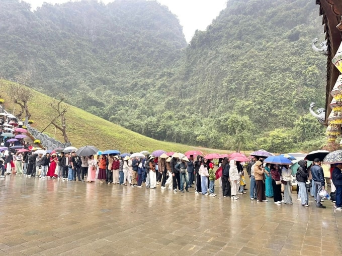 Khách xếp hàng dài chờ vào cổng khu du lịch Thung Ui sáng mùng 3 Tết. Ảnh: NVCC