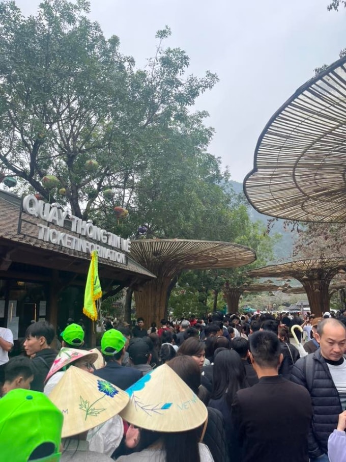 Khách đông kín lối vào Quần thể danh thắng Tràng An sáng mùng 3 Tết. Ảnh: Tuan Vu