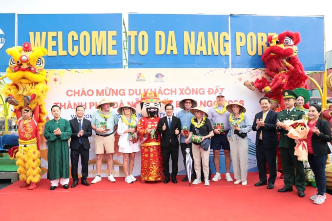 Lãnh đạo Sở Văn hóa, Thể thao và Du lịch TP Đà Nẵng, cùng các đơn vị liên quan chào đón khách tàu biển đến thành phố, sáng 19/2. Ảnh: Ngọc Trường