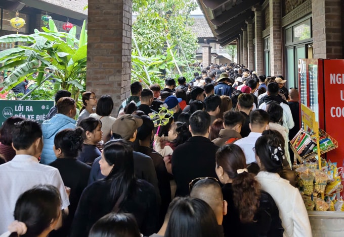 Dòng người tham quan chùa Bái Đính chiều mùng 3 Tết. Ảnh: Long Khánh