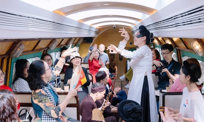 Đoàn tàu The Hanoi Train đông kín khách ngày mùng 2 Tết. Ảnh: The Hanoi Train