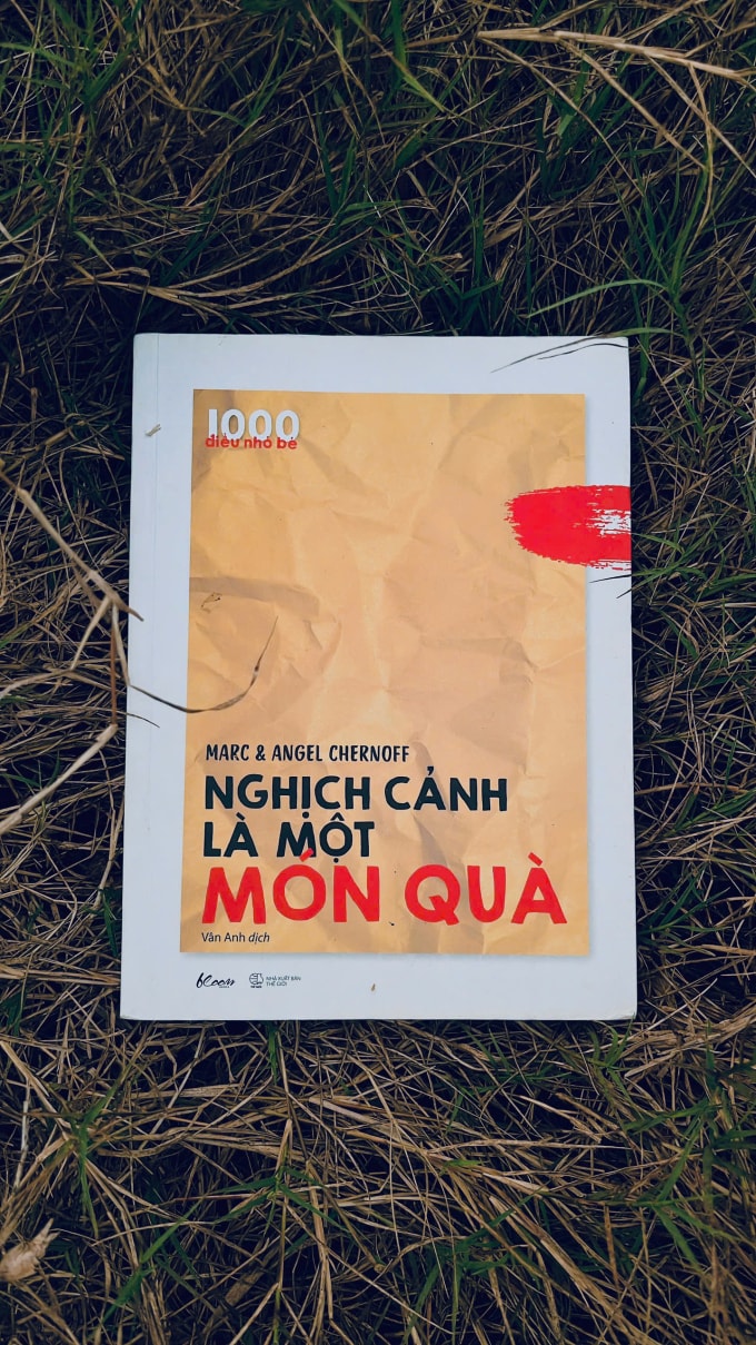 Sách Nghịch cảnh là một món quà do Vân Anh dịch. Ảnh: Độc giả cung cấp