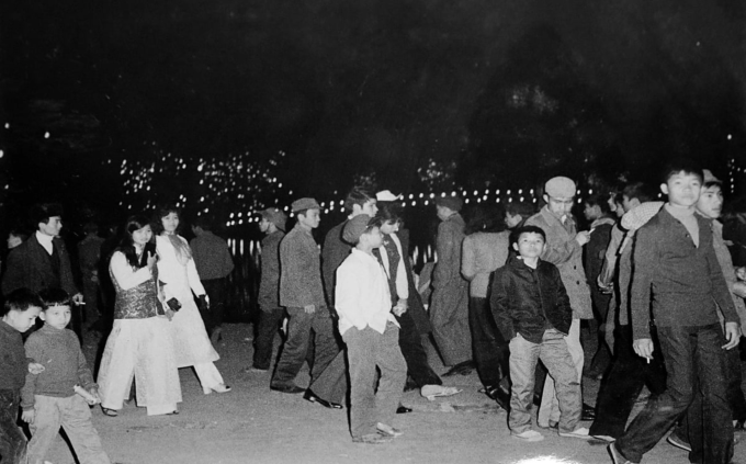 Người Hà Nội đón giao thừa bên Hồ Gươm Tết Giáp Thìn 1964. Ảnh: Trung tâm triển lãm văn hóa nghệ thuật Việt Nam