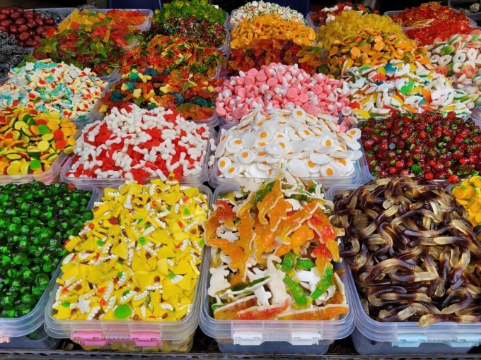 Các loại bánh kẹo dẻo trong ngày Tết dễ gây hóc nghẹn cho trẻ nhỏ. Ảnh: Hải Âu