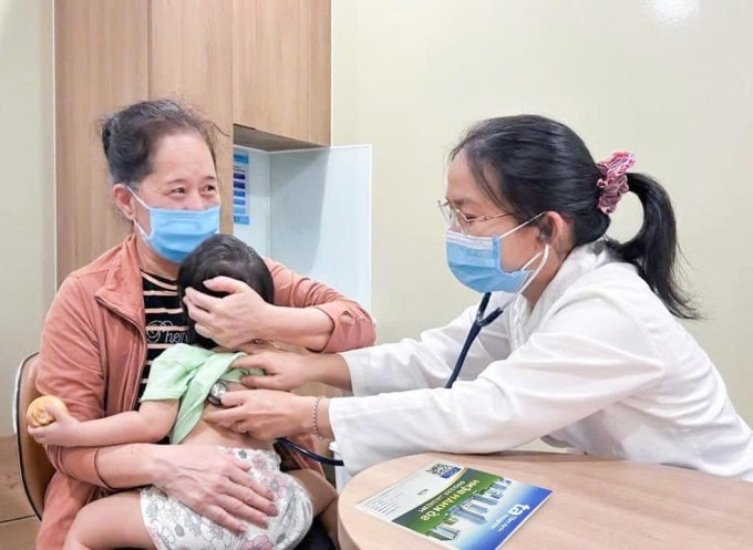 Bác sĩ Trang khám cho một bệnh nhi viêm hô hấp do thời tiết chuyển lạnh dịp Tết. Ảnh: Bệnh viện Đa khoa Tâm Anh