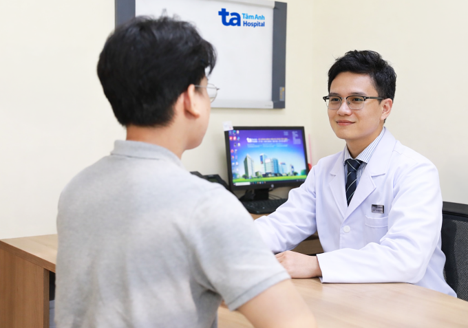 Bác sĩ Nguyễn Văn Dương khám cho người bệnh. Ảnh: Bệnh viện Đa khoa Tâm Anh