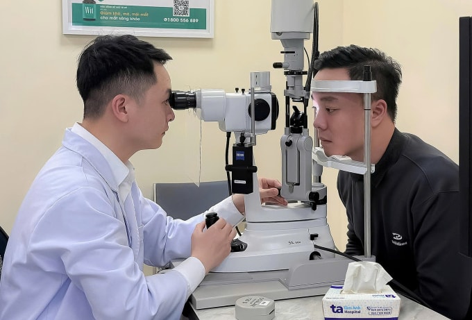 Bác sĩ Thạnh khám mắt cho một nam thanh niên. Ảnh minh họa: Bệnh viện Đa khoa Tâm Anh Hà Nội