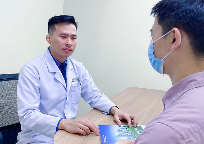 Bác sĩ Phúc tư vấn cho người bệnh. Ảnh minh họa: Bệnh viện Đa khoa Tâm Anh