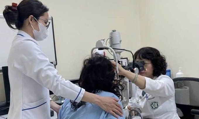 Bác sĩ chuyên khoa Mắt, Bệnh viện Bạch Mai thăm khám cho người bệnh. Ảnh: Nguyên Hà