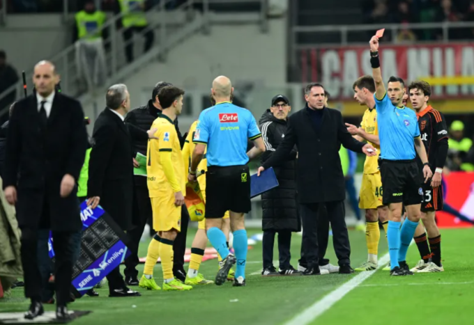 HLV Max Allegri nhận thẻ đỏ vì phản ứng thái quá trong trận AC Milan hòa Como 1-1 ở vòng 24 Serie A trên sân Giuseppe Meazza, Milan, Italy ngày 18/2/2026. Ảnh: AFP