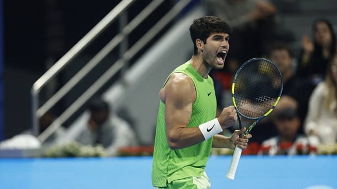 Alcaraz mừng một điểm thắng trong trận gặp Khachanov ở tứ kết Qatar Mở rộng, trên sân Trung tâm tại Doha, Qatar hôm 19/2. Ảnh: Reuters