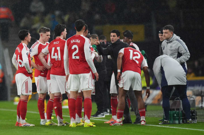 HLV Mikel Arteta chỉ đạo các cầu thủ Arsenal trong trận hòa Wolves 2-2 trên sân Molineux, thành phố Wolverhampton, hạt Tây Midlands, Vương quốc Anh, trận sớm vòng 31 Ngoại hạng Anh tối 18/2/2026. Ảnh: PA