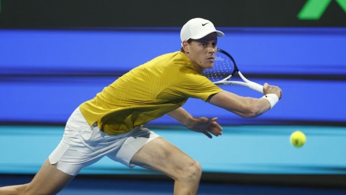 Sinner cứu bóng ở tứ kết Qatar Mở rộng, trên sân Trung tâm tại Doha, Qatar hôm 18/2. Ảnh: Reuters