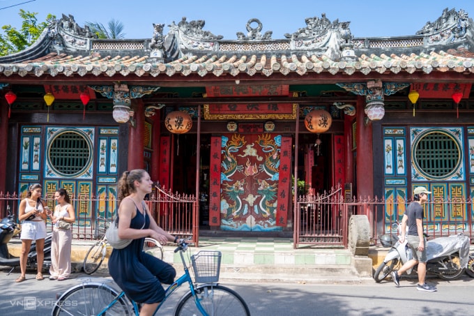 Phía trước Quan Công Miếu - Chùa Ông trên đường Trần Phú, phố cổ Hội An. Ảnh: Nguyễn Đông