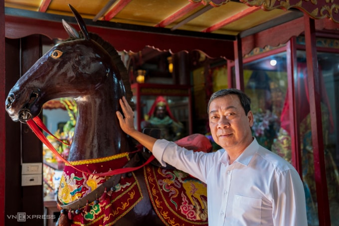 Ông Nguyễn Tiến bên Xích Thố được thờ tại Quan Công Miếu. Ảnh: Nguyễn Đông