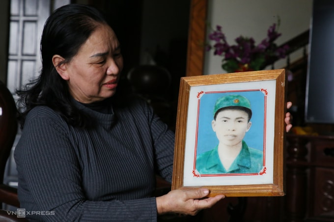 bà Nguyễn Thị Quý Điểm cùng di ảnh liệt sĩ Nguyễn Quốc Hội. Ảnh: Đắc Thành