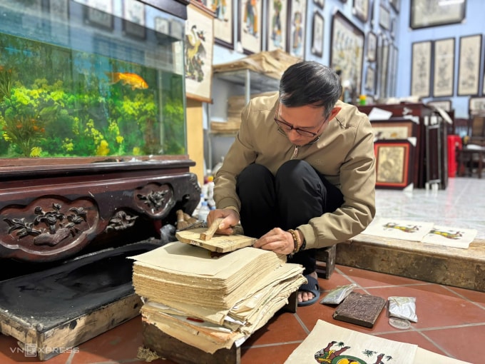 Dù đã ngoài 60 tuổi, ông Quả vẫn gắn bó và tiếp quản nghề truyền thống của gia đình. Ảnh: Việt An