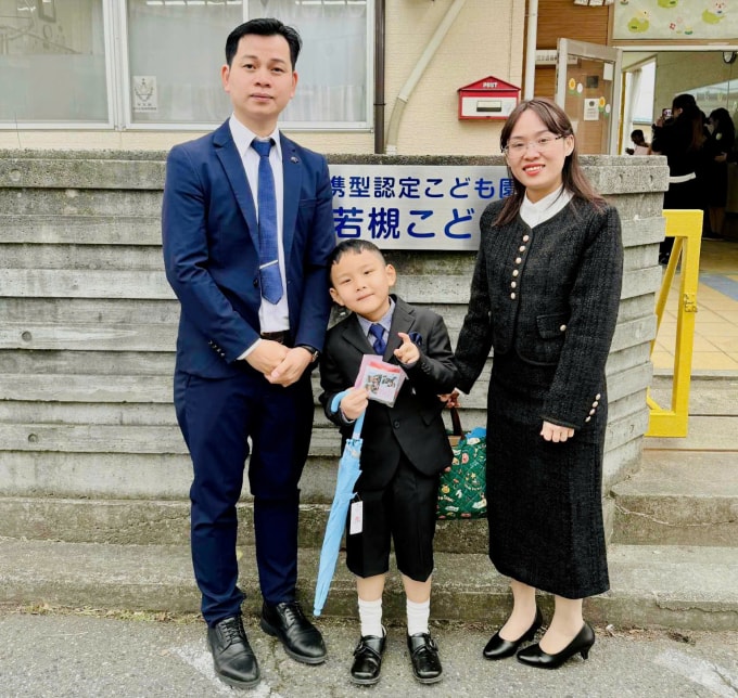 Gia đình anh Khâm đưa con trai nhập học lớp 1. Ảnh: An Phương