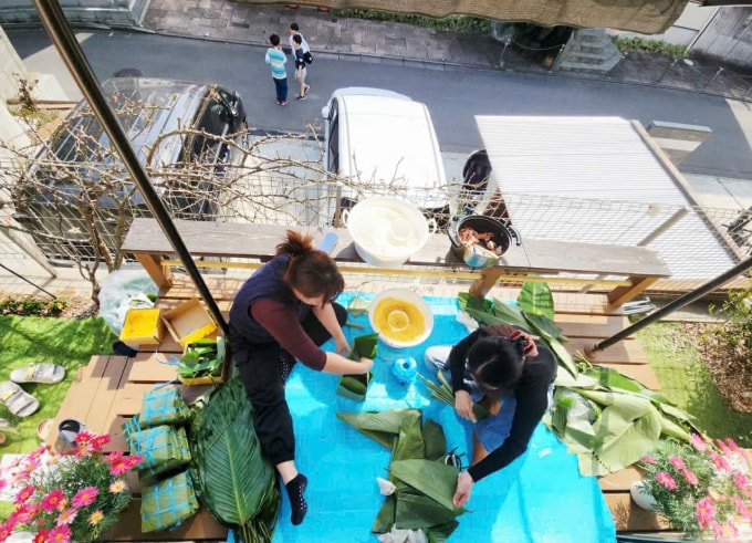 Phương Thảo và hàng xóm cùng gói bánh chưng mừng Tết Bính Ngọ. Ảnh: An Phương