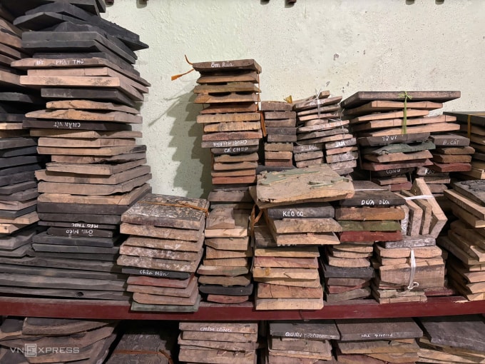 Những mộc bản (ván khắc in, bản khắc gỗ) mà gia đình ông Quả đang gìn giữ lên tới hàng nghìn chiếc, trong đó có những mộc bản có tuổi đời hàng trăm năm. Ảnh: Việt An