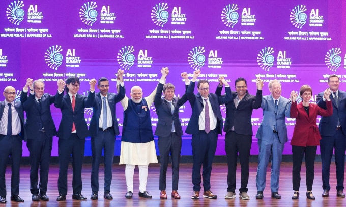 Một số nhà lãnh đạo và CEO công nghệ chụp ảnh chung tại AI Impact Summit 2026. Ảnh: Reuters