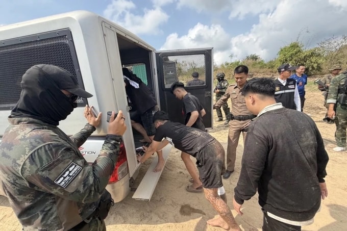 Giới chức Thái Lan bắt 6 công dân Việt Nam tại huyện Muang, tỉnh Trat, ngày 17/2. Ảnh: Bangkok Post