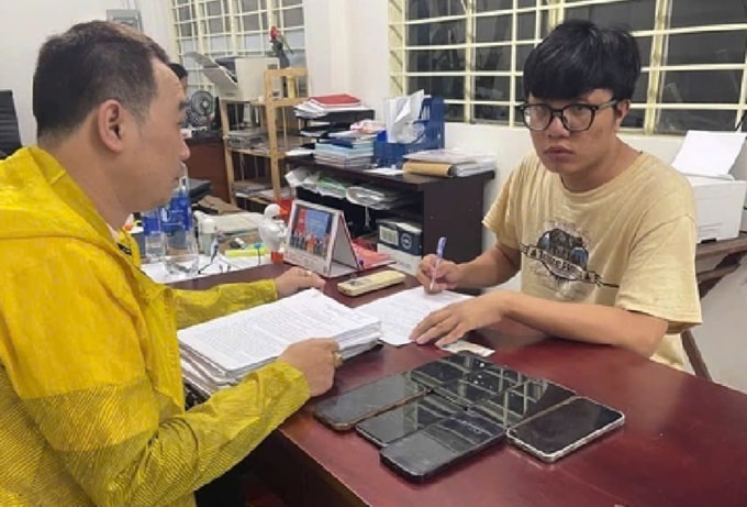 Trương Nhật Phương (bìa phải) đang viết lời khai tại cơ quan điều tra. Ảnh: Công an TP HCM