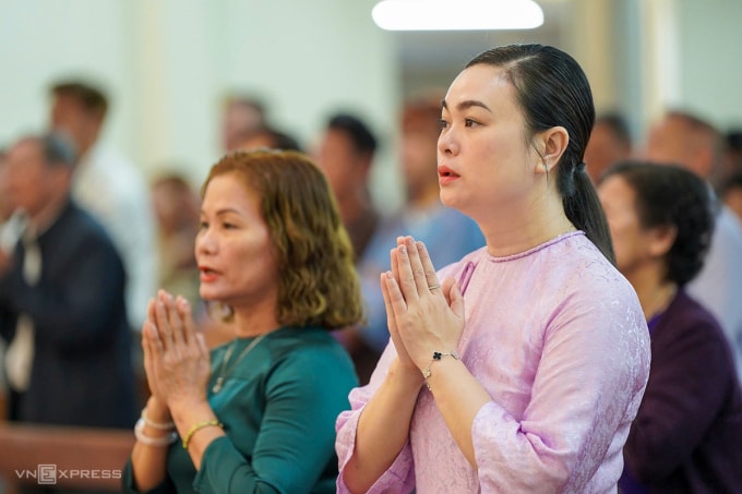 Các tín hữu cầu nguyện trong Lễ Tro. Ảnh: Nguyễn Đông