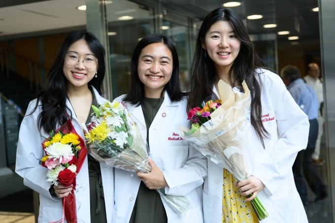 Sinh viên trường Y Harvard, Mỹ, trong ngày nhập học, tháng 8/2025. Ảnh: Harvard Medical School Fanpage