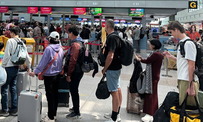 Khách chờ làm thủ tục ở sân bay Tân Sơn Nhất Tết Bính Ngọ 2026. Ảnh: Hạ Giang