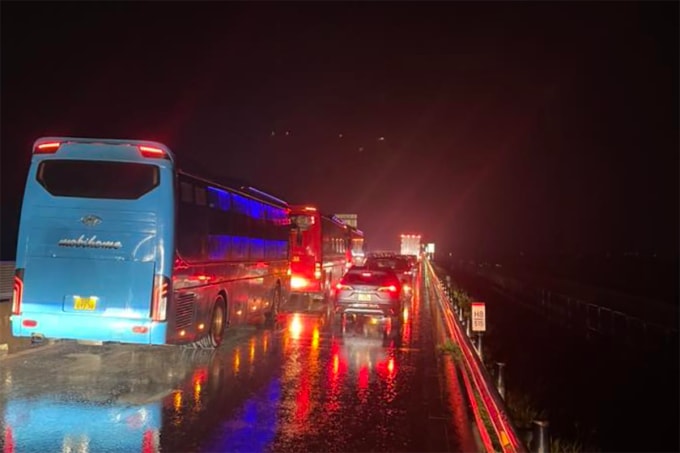 Cao tốc Hàm Nghi - Vũng Áng, ùn tắc hơn 2 tiếng sau tai nạn. Ảnh: Dương Nam