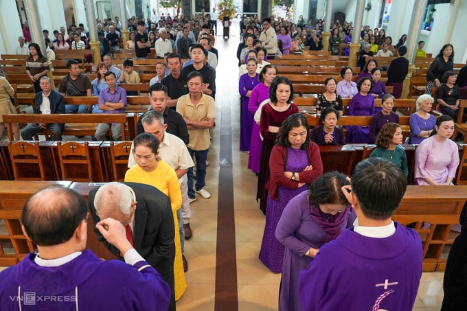 Các tín hữu xếp hàng để linh mục xức tro trên đầu tại Giáo xứ Chính Trạch, Giáo phận Đà Nẵng, sáng 20/2. Ảnh: Nguyễn Đông