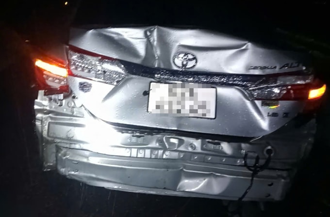 Ôtô 5 chỗ hư hỏng phần đuôi. Ảnh: Hùng Lê