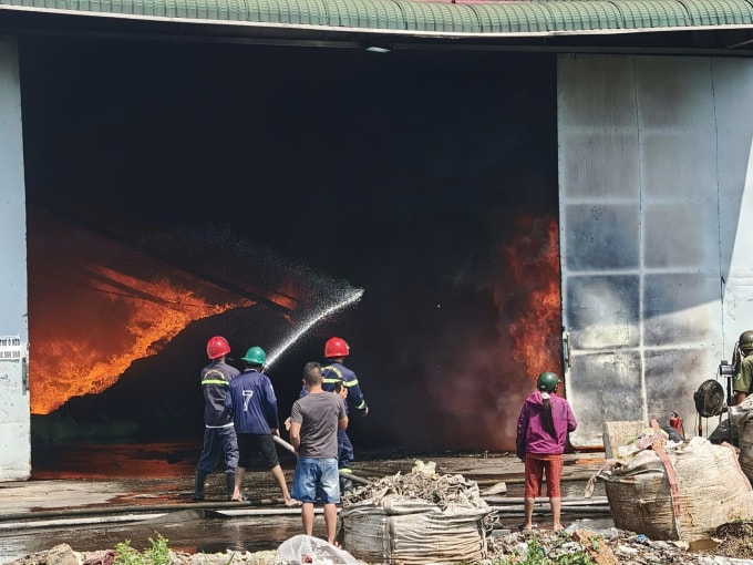 Cảnh sát dập lửa tại khu nhà xưởng. Ảnh: Nam An