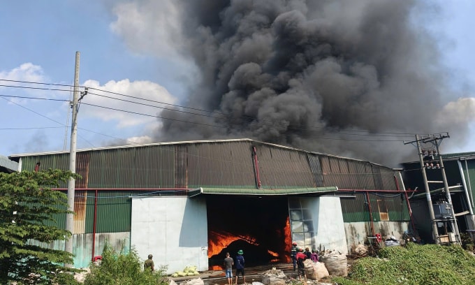 Cột khói bốc cao hàng trăm mét từ vụ cháy. Ảnh: Nam An