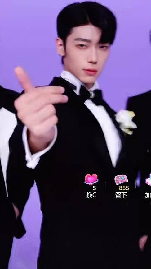 Điệu nhảy quét chân của nhóm Joy-X