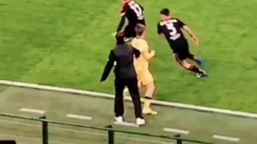 HLV Fagregas kéo áo cầu thủ Milan