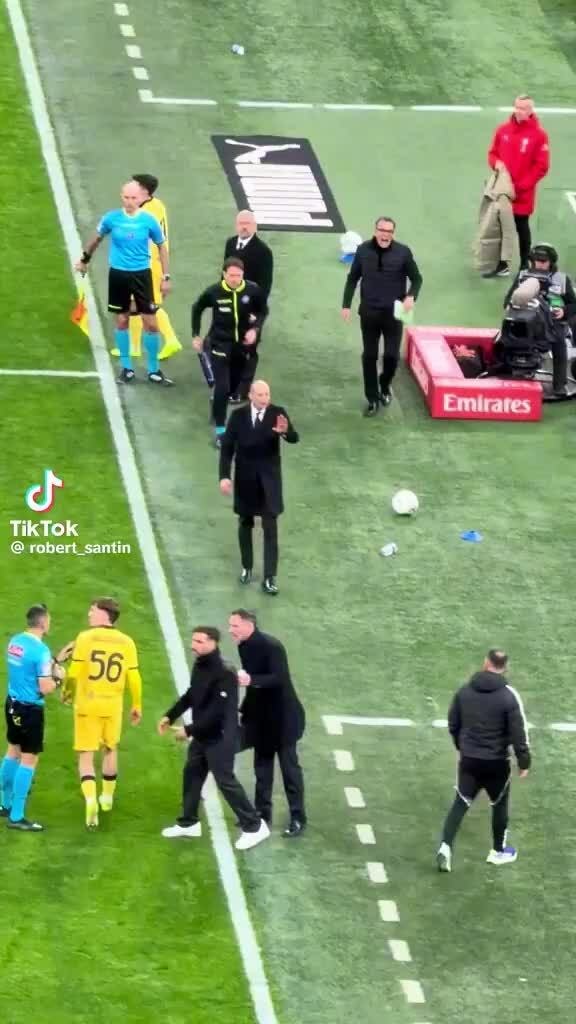 HLV Juventus mắng Fabregas là 'đứa trẻ ngốc'