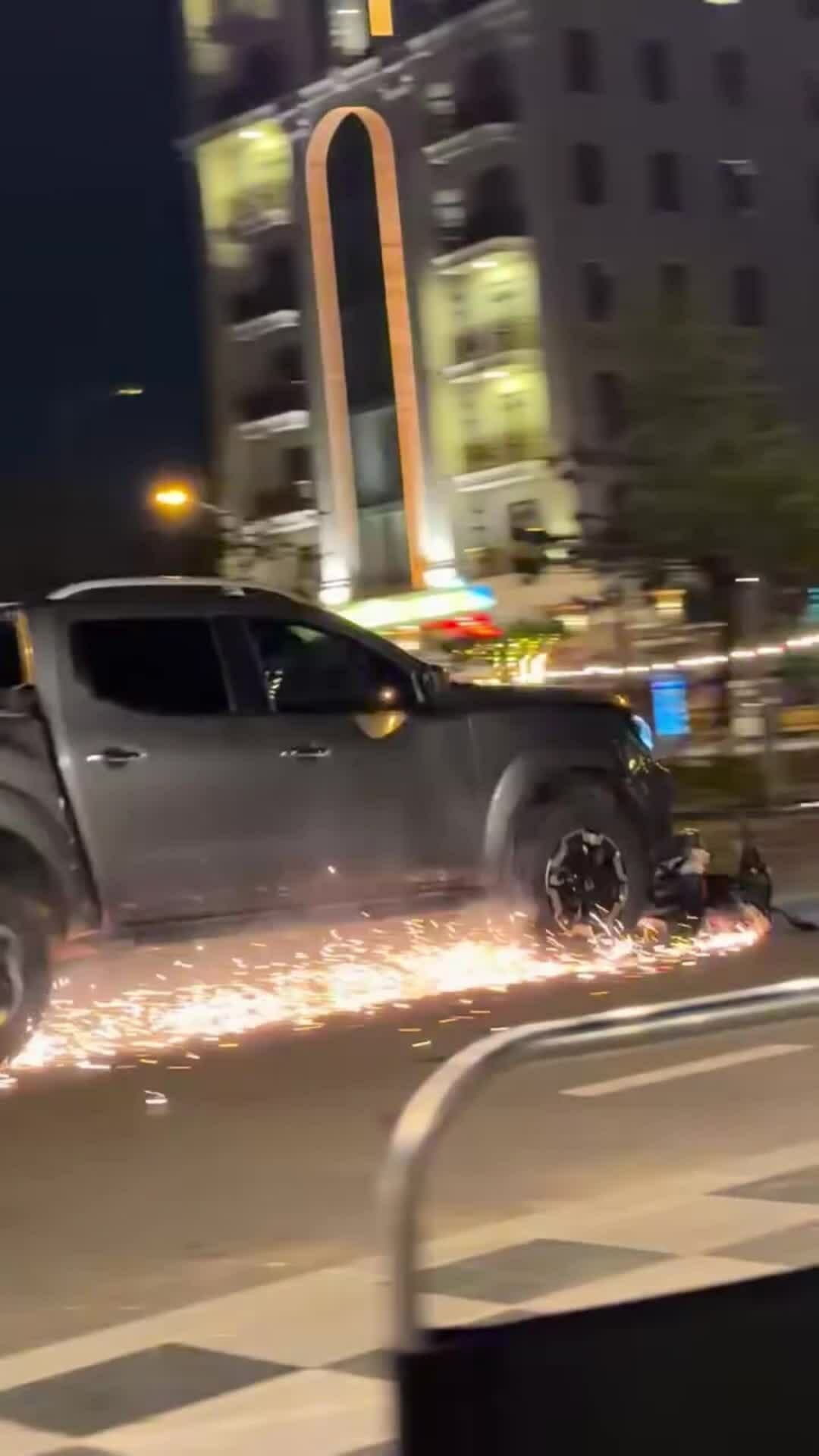 Xe máy bị ôtô kéo lê xoẹt lửa trên đường gần 1 km