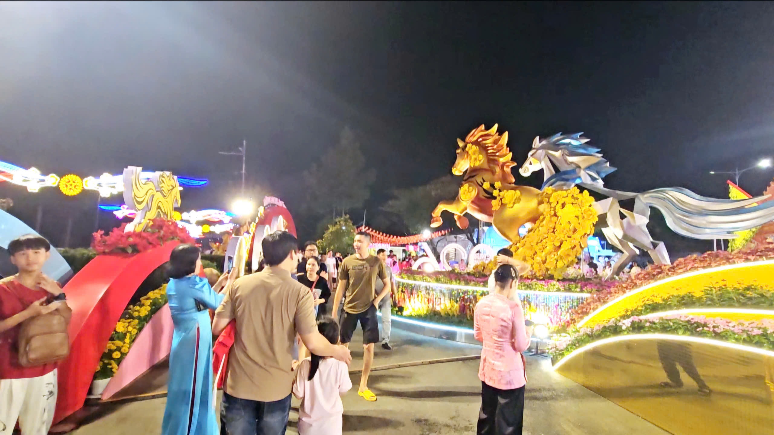 Lễ hội đường hoa , đường sách Tết Bính Ngọ 2026: Hòa nhịp văn hóa chính trị tại Bình Dương - Ảnh 7.