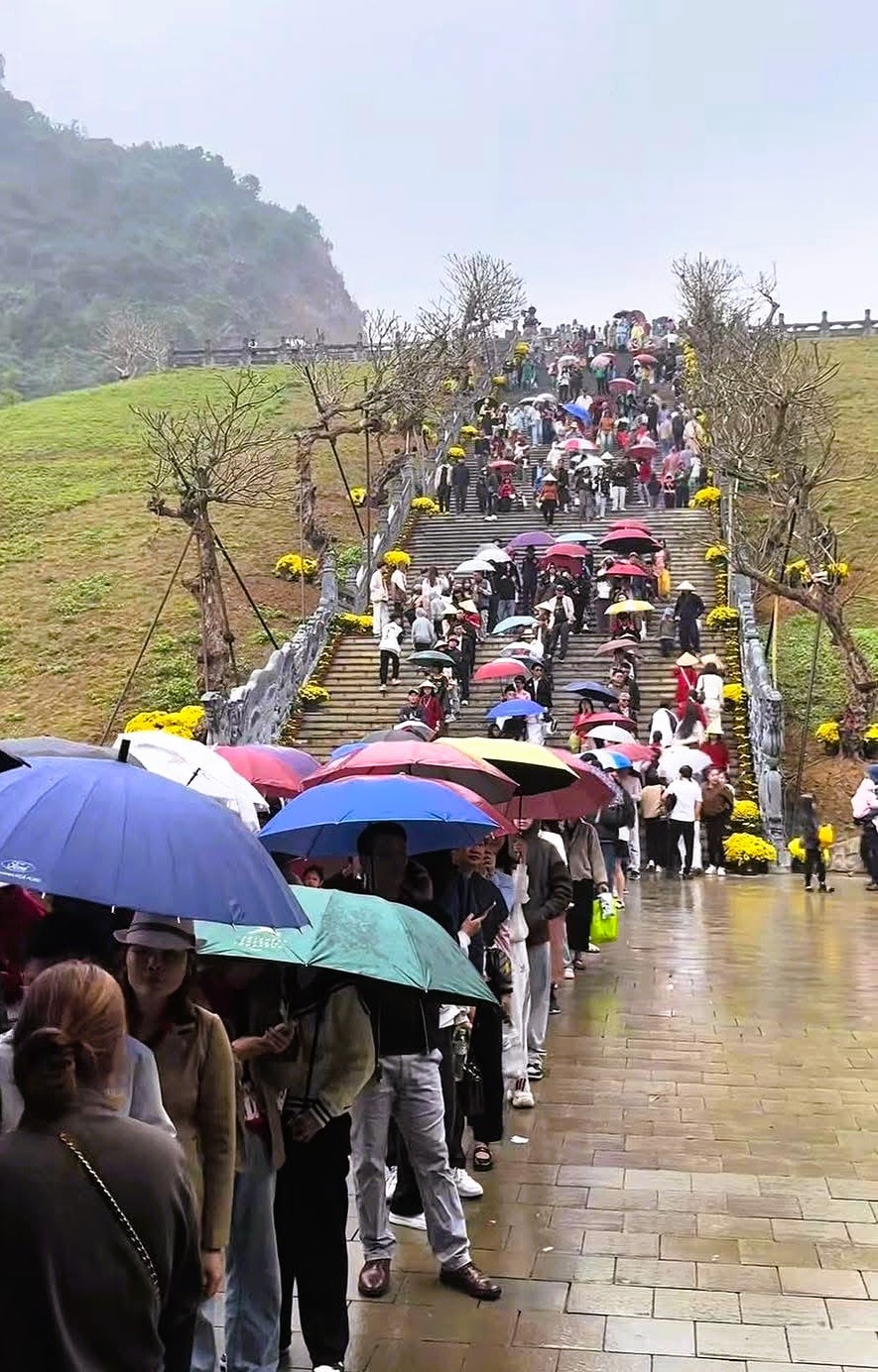 Khách du lịch đổ về Ninh Bình du Xuân, nhiều điểm du lịch quá tải - Ảnh 2.