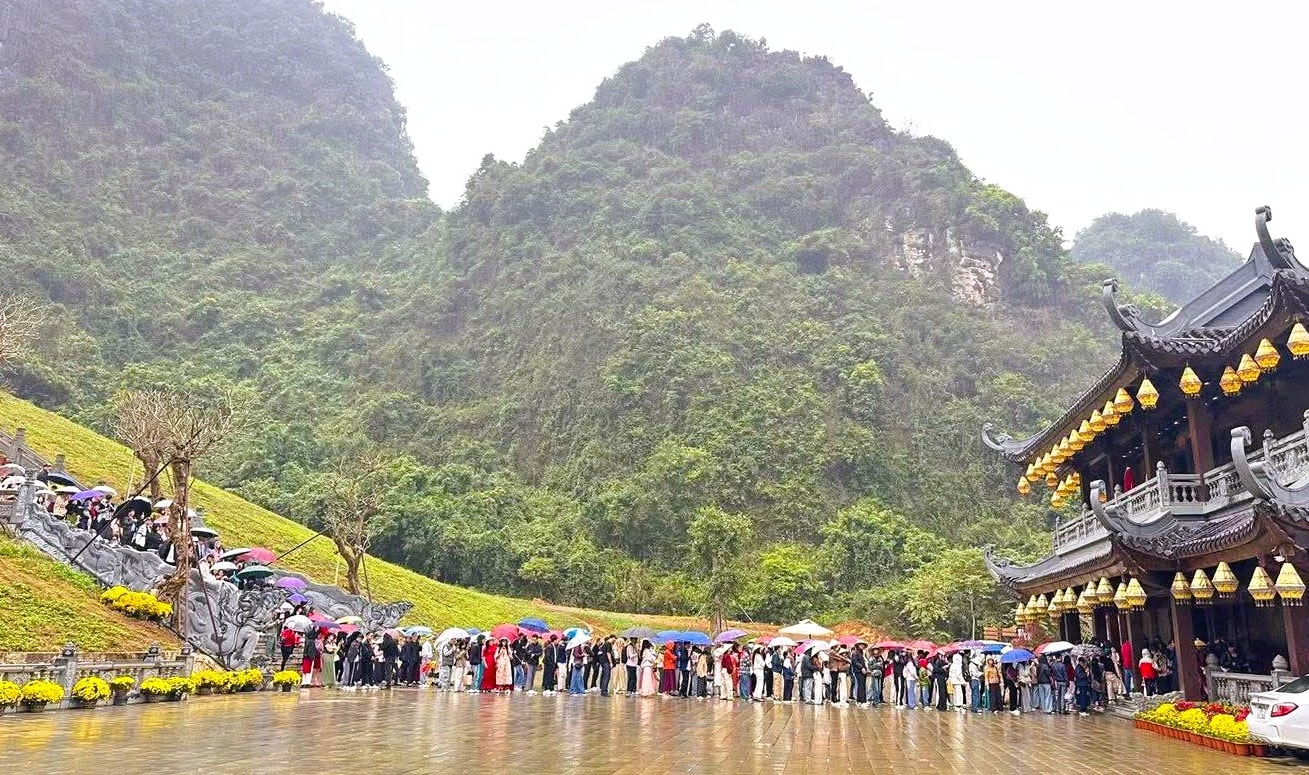 Khách du lịch đổ về Ninh Bình du Xuân, nhiều điểm du lịch quá tải - Ảnh 1.