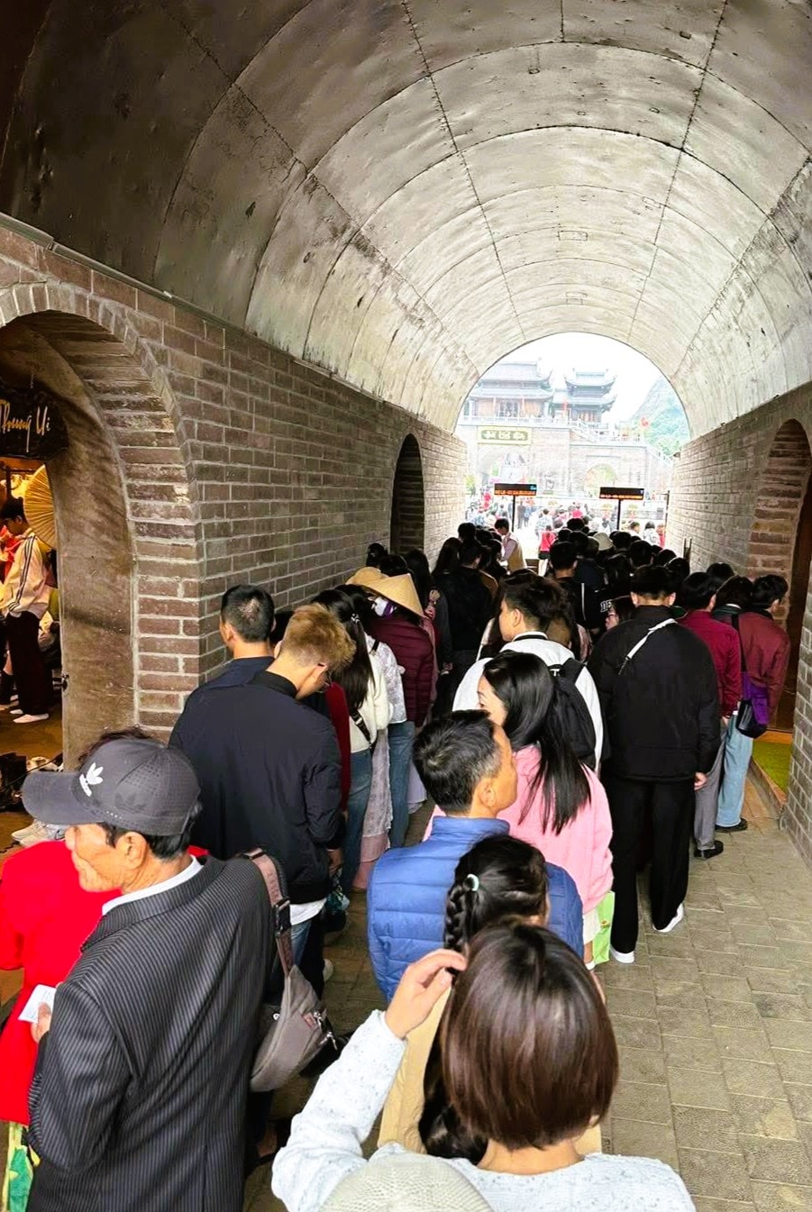 Khách du lịch đổ về Ninh Bình du Xuân, nhiều điểm du lịch quá tải - Ảnh 4.