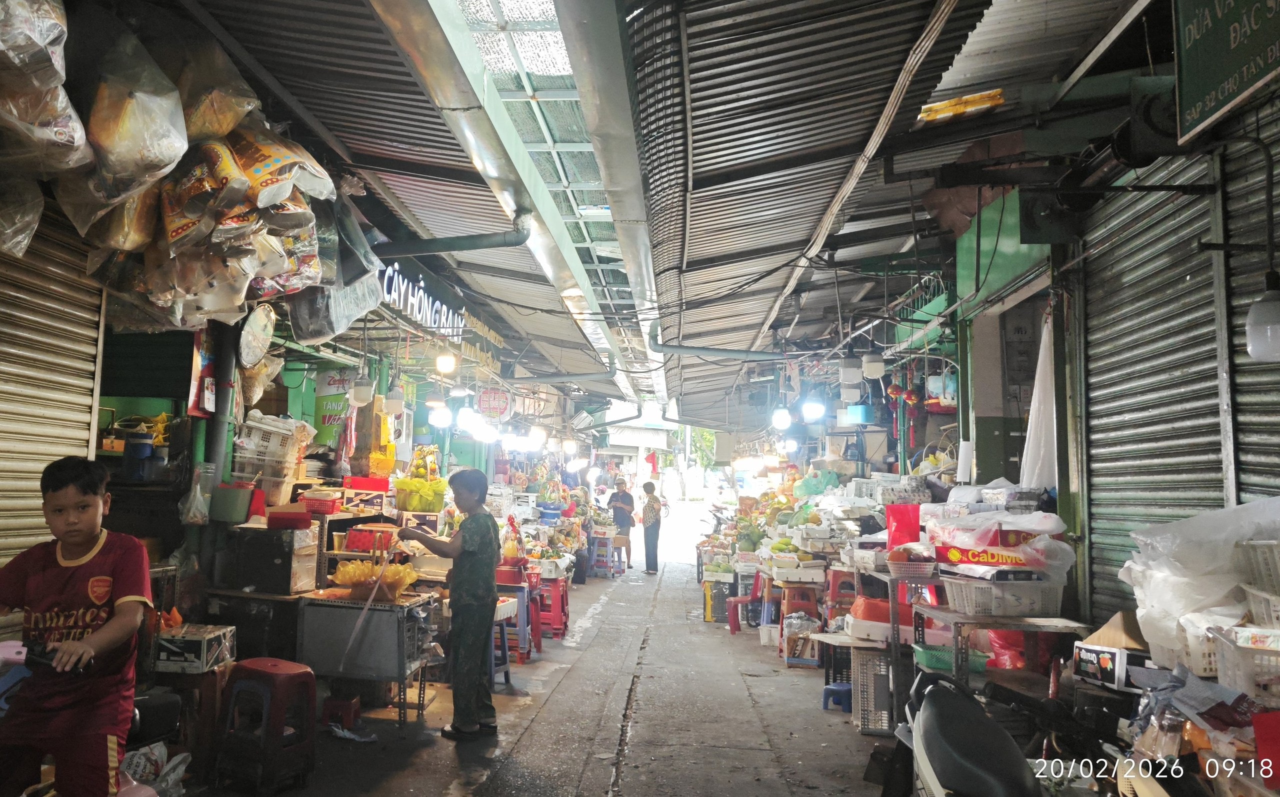 Mùng 4 Tết: Giá trái cây cúng đắt, dưa hấu chỉ 10.000 đồng/kg - Ảnh 1.