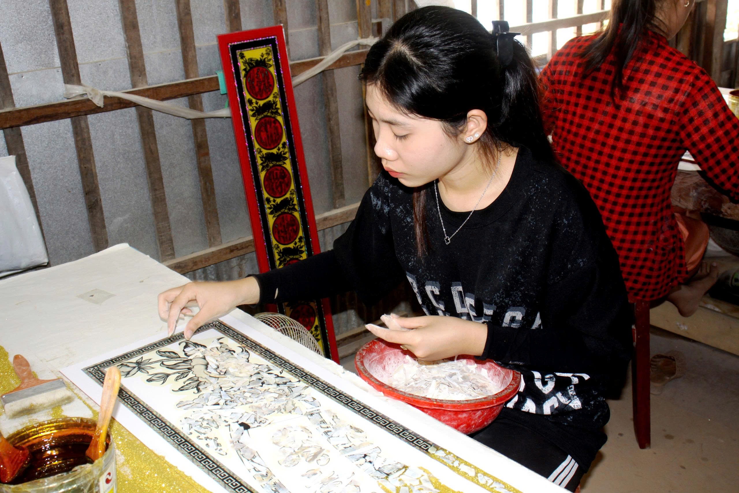 Giữ hồn tranh kiếng Bà Vệ giữa nhịp sống hiện đại - Ảnh 2.