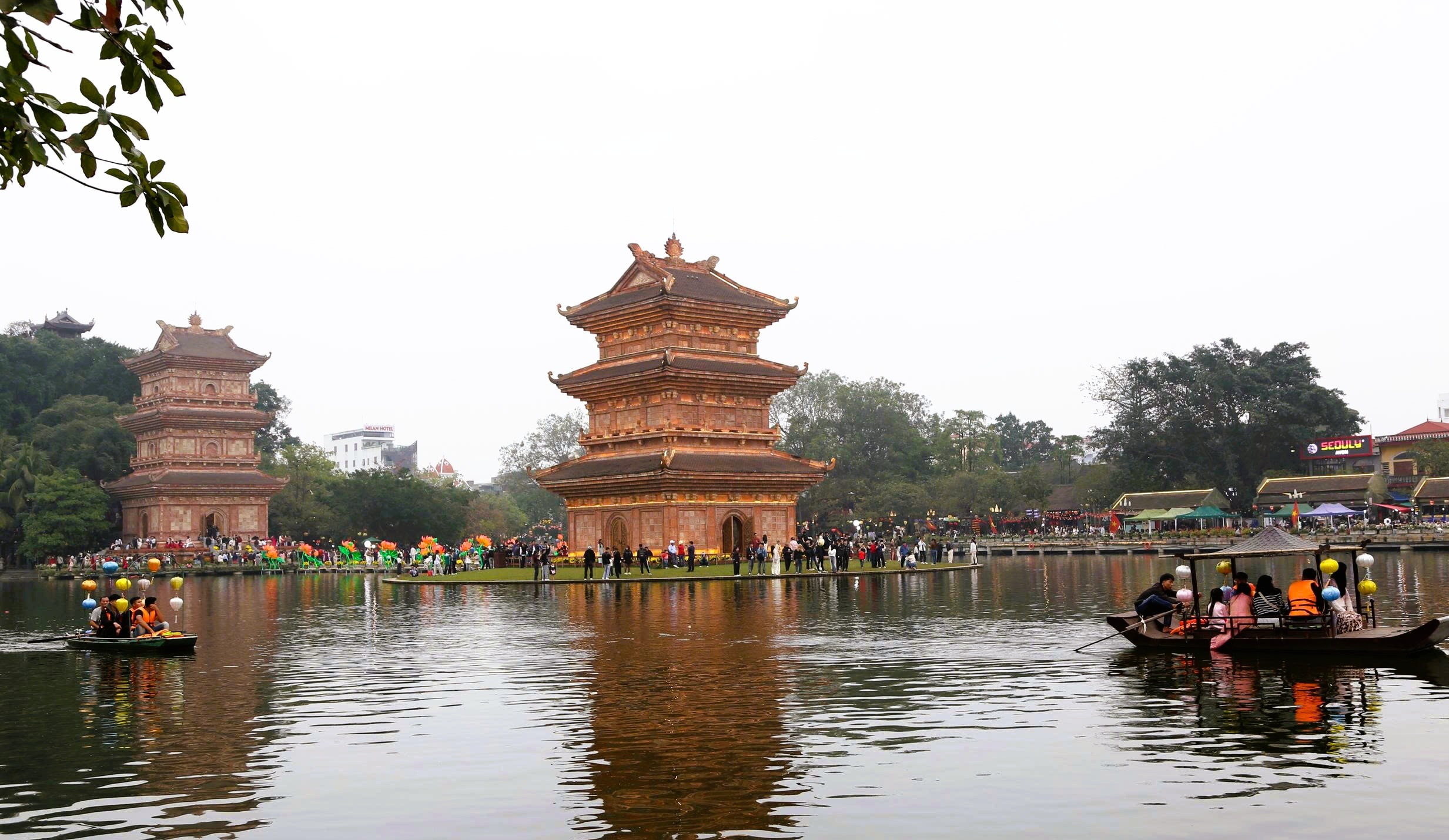 Khách du lịch đổ về Ninh Bình du Xuân, nhiều điểm du lịch quá tải - Ảnh 10.